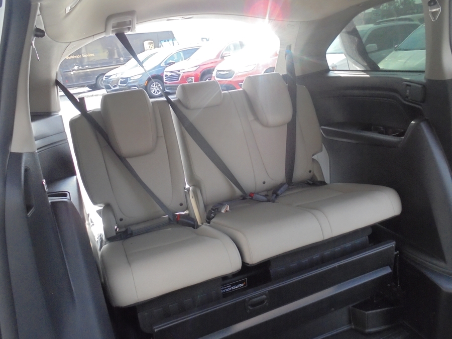 White Honda Odyssey image number 21