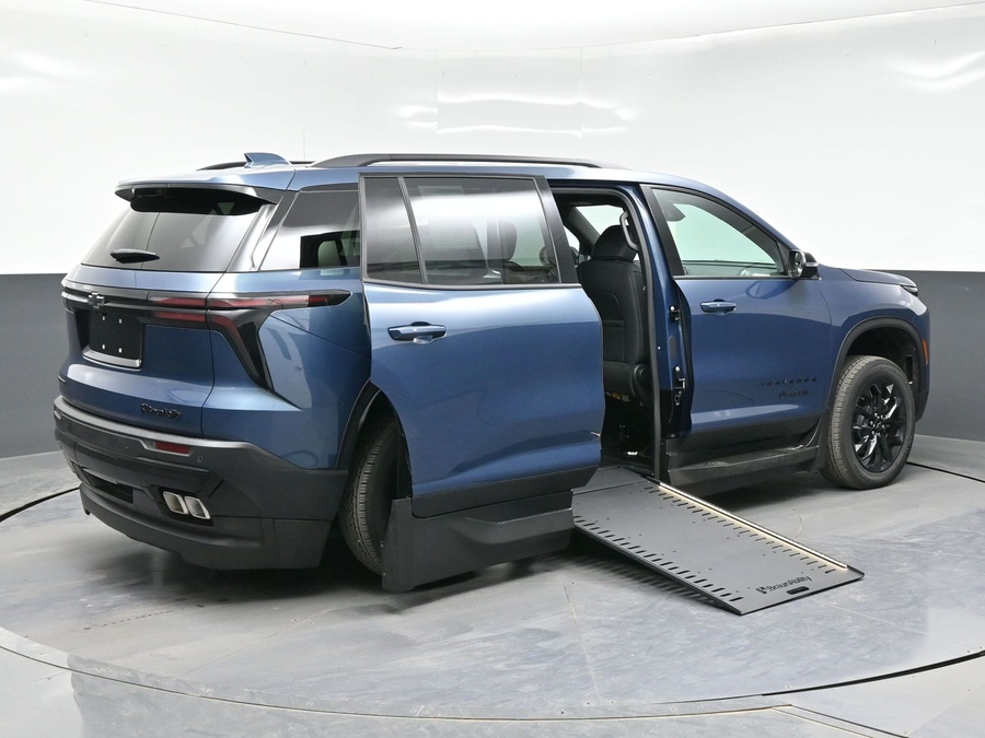 New 2026 Chevrolet Traverse 1LT Midnight - BraunAbility Side Entry Entry In Floor Automatic Ramp