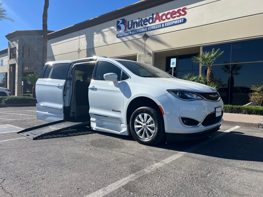 Used 2019 Chrysler Pacifica Touring L - BraunAbility Side Entry Entry Fold Out Automatic Ramp