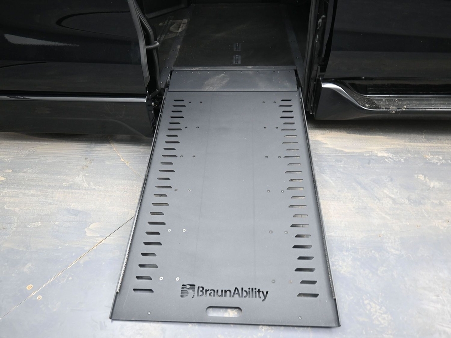 New 2025 Toyota Sienna Hybrid Platinum - BraunAbility Side Entry Entry In Floor Automatic Ramp