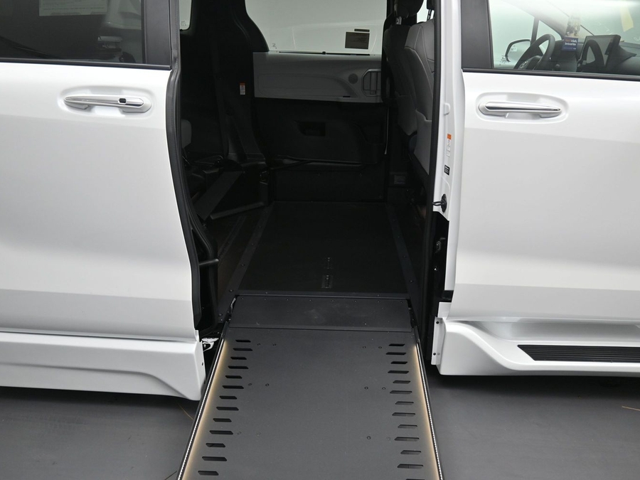 White Toyota Sienna image number 17