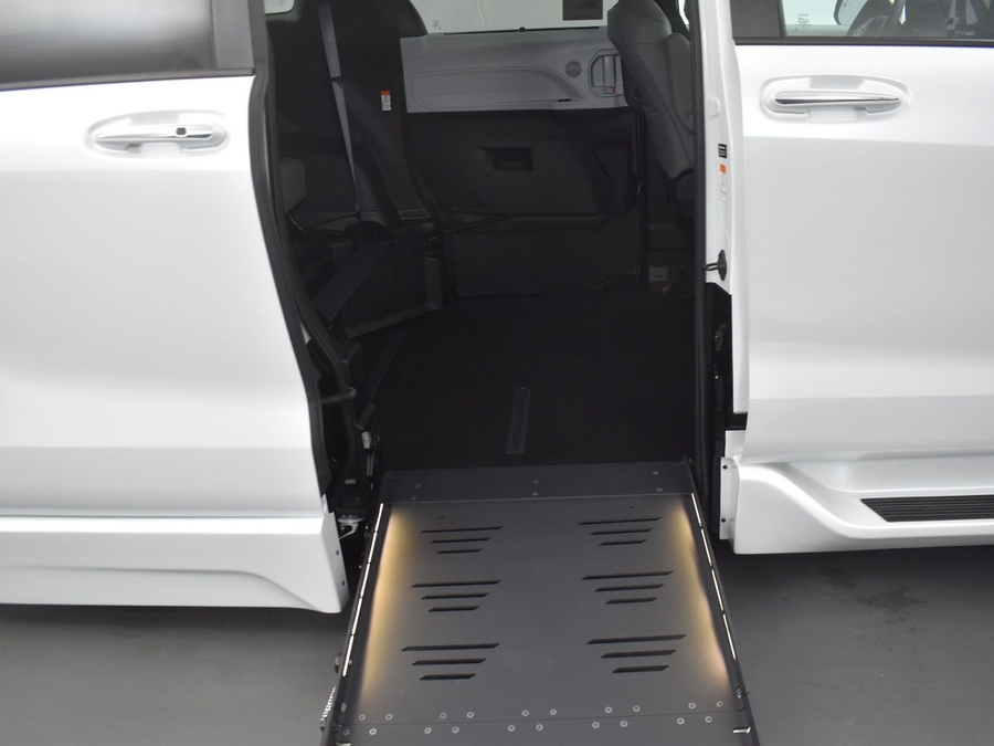 New 2025 Toyota Sienna Hybrid XLE Base - BraunAbility Side Entry Entry Fold Out Automatic Ramp