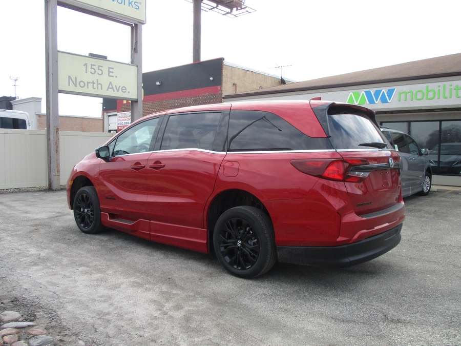 Red Honda Odyssey image number 3