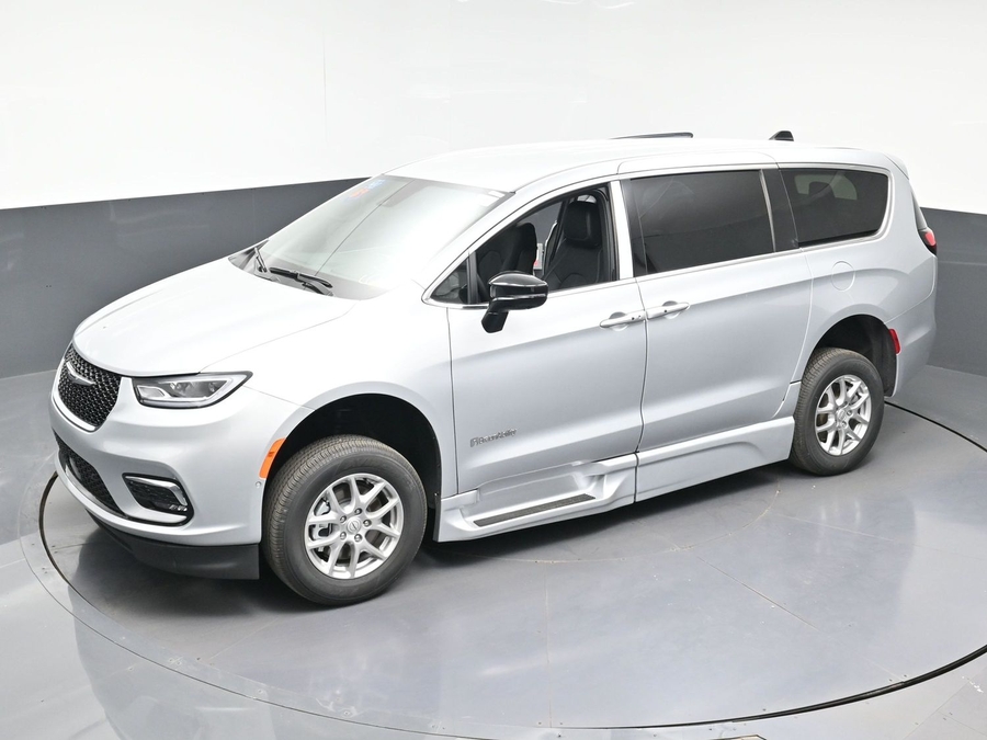 Silver Chrysler Pacifica image number 20