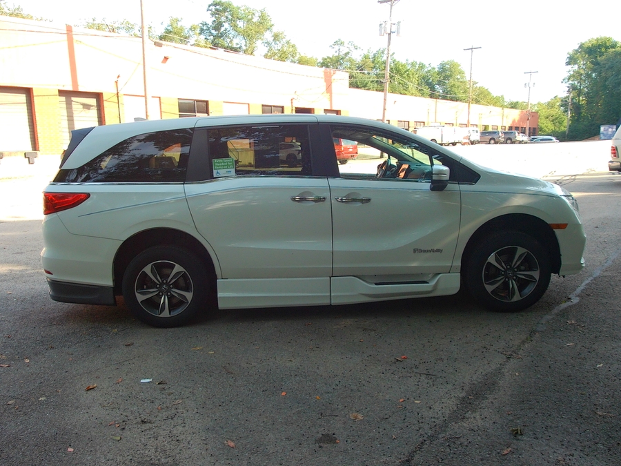 White Honda Odyssey image number 4