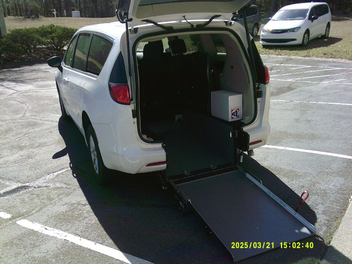 2024 CHRYSLER VOYAGER - Image 17