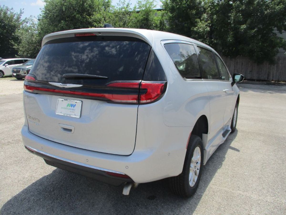 Silver Chrysler Pacifica image number 4