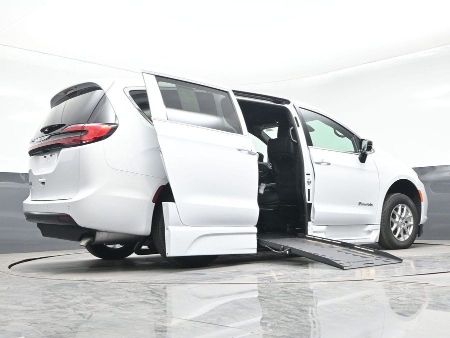 White Chrysler Pacifica image number 22