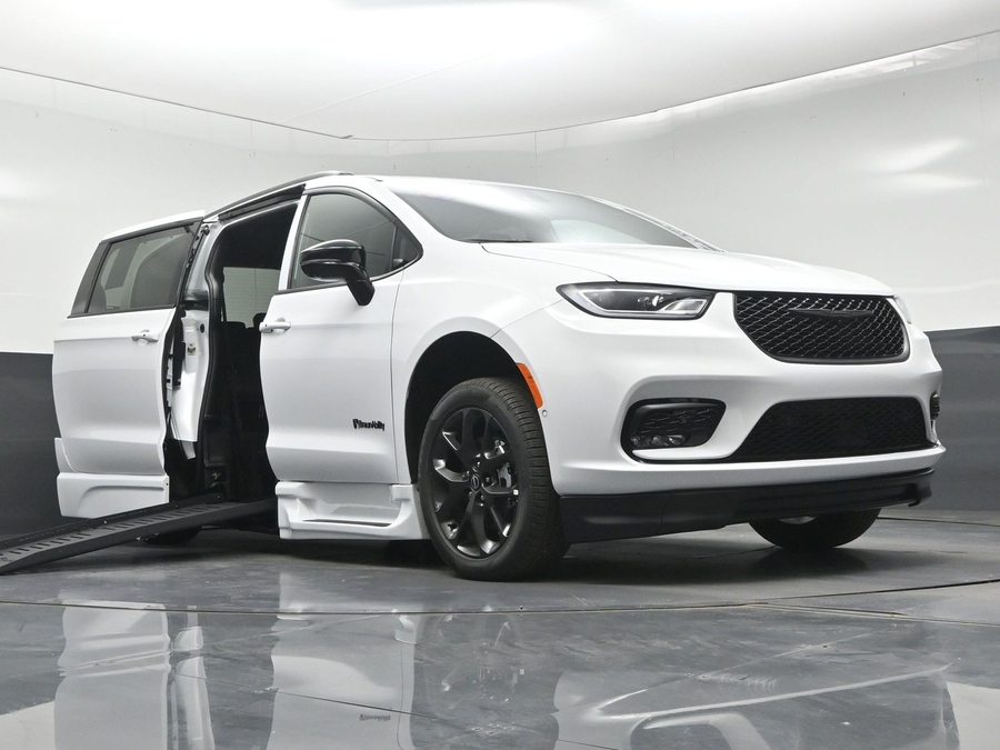 White Chrysler Pacifica image number 15