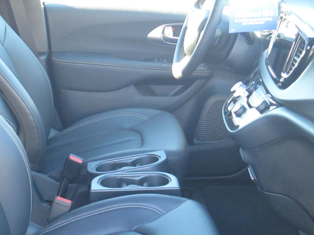 White Chrysler Voyager image number 12