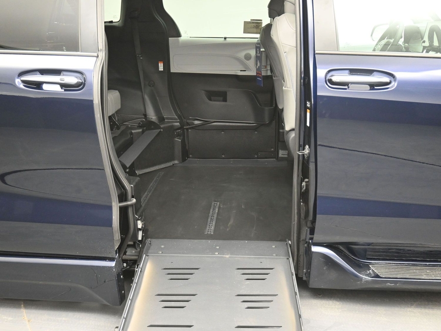 New 2026 Toyota Sienna Hybrid XLE Plus - BraunAbility Side Entry Entry Fold Out Automatic Ramp