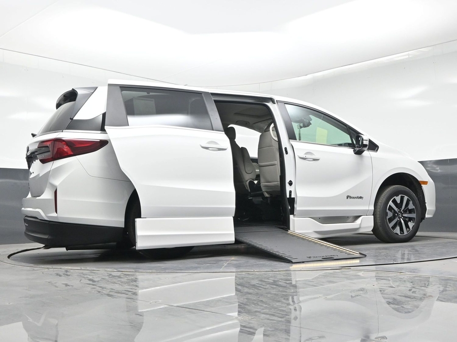 White Honda Odyssey image number 18