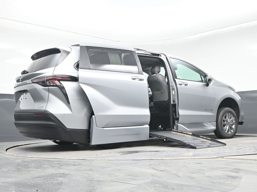 Silver Toyota Sienna image number 21