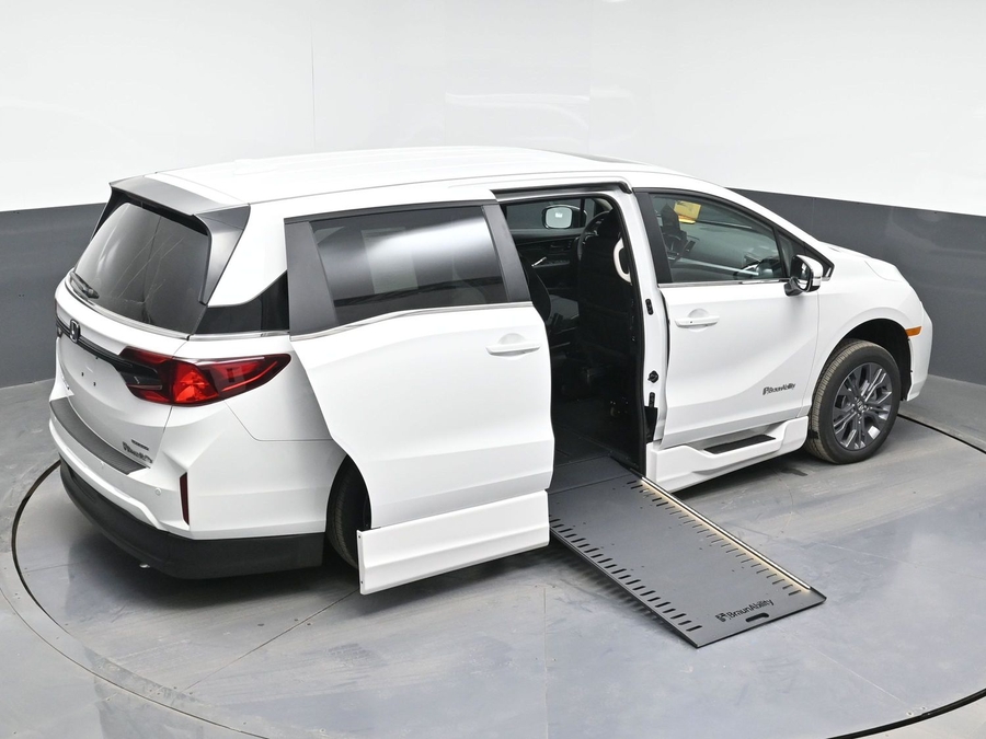 White Honda Odyssey image number 10
