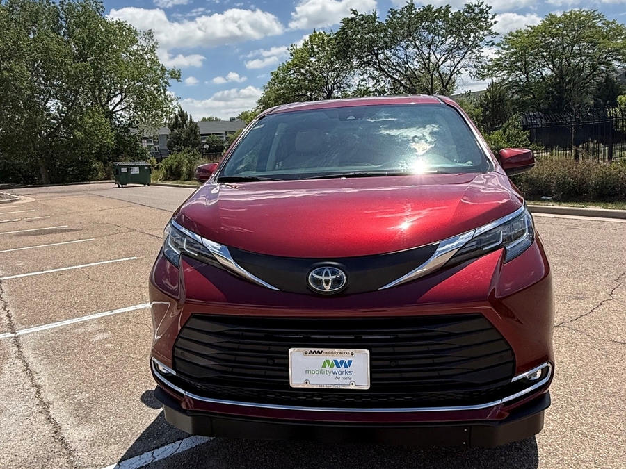Red Toyota Sienna image number 8