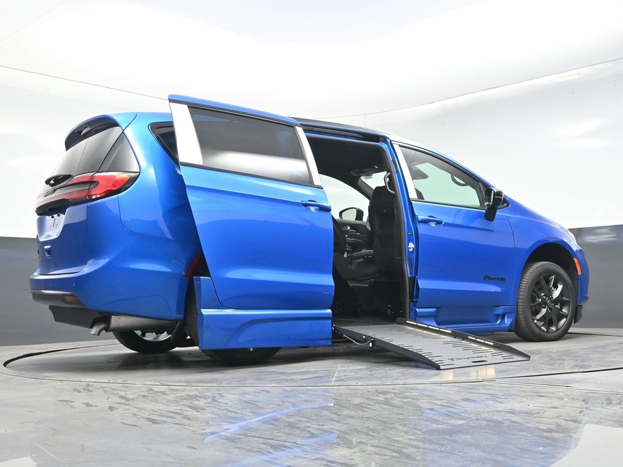 New 2026 Chrysler Pacifica Select Sport - BraunAbility Side Entry Entry Fold Out Automatic Ramp