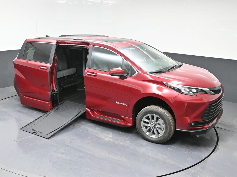 New 2025 Toyota Sienna Hybrid XLE Plus - BraunAbility Side Entry Entry In Floor Automatic Ramp