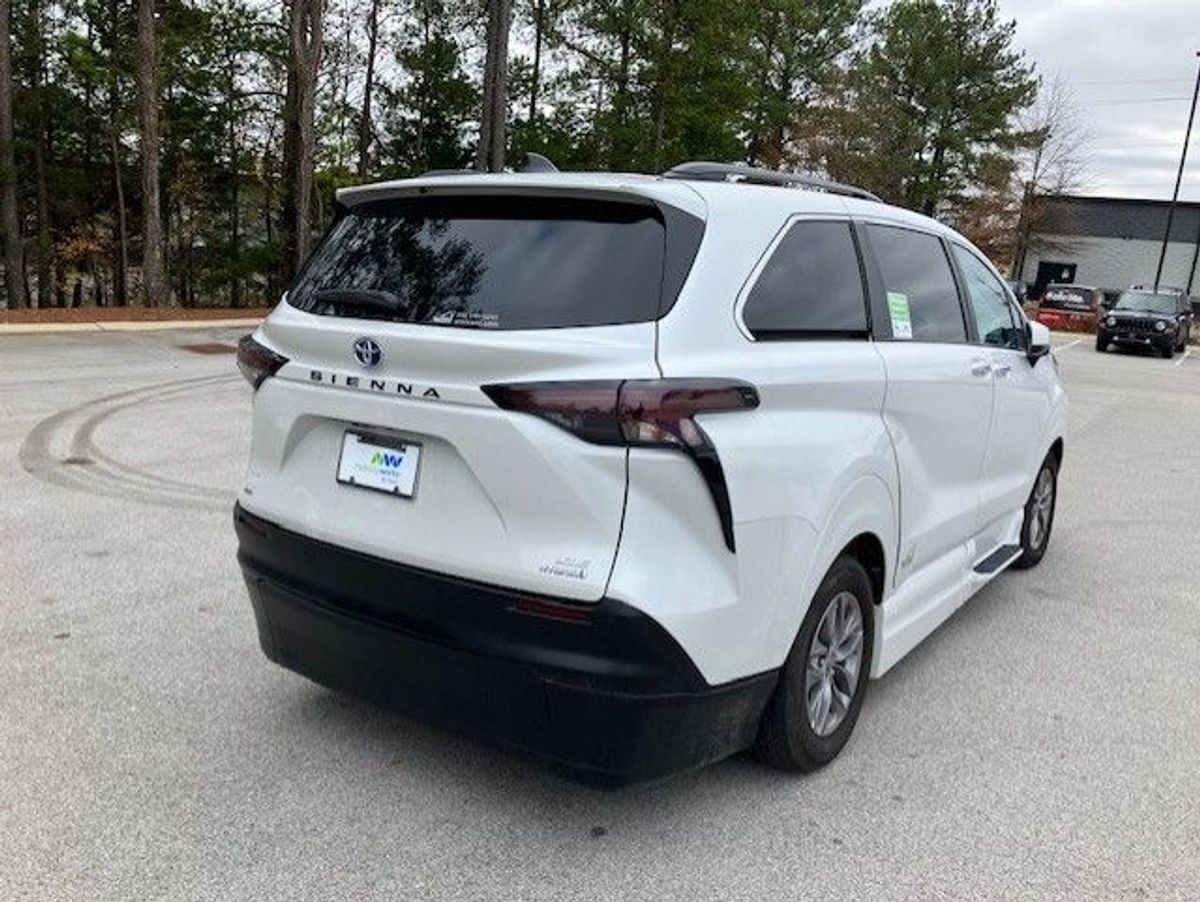 White Toyota Sienna image number 7