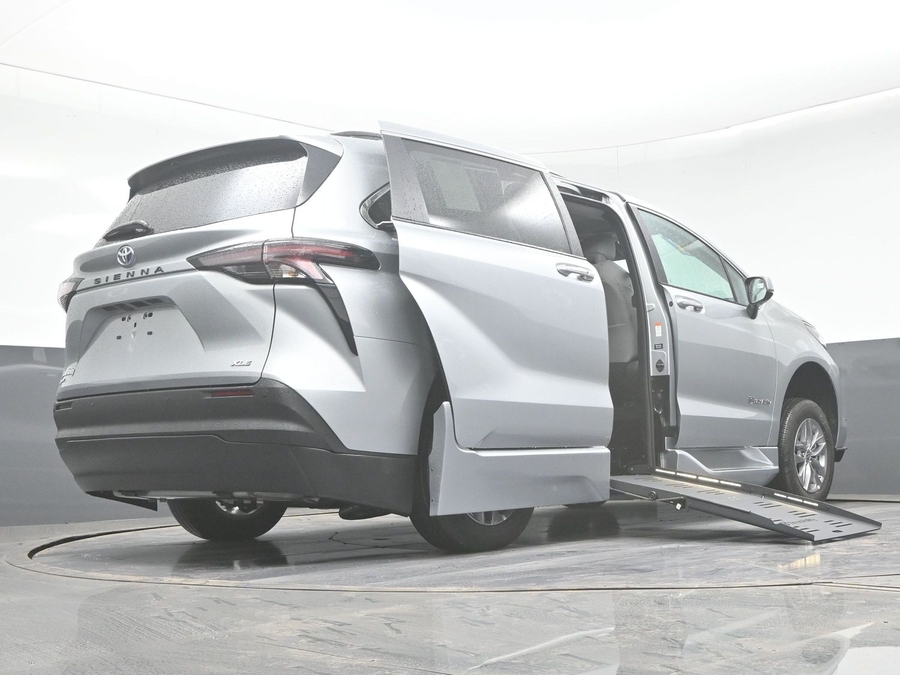 New 2025 Toyota Sienna Hybrid XLE Plus - BraunAbility Side Entry Entry Fold Out Automatic Ramp