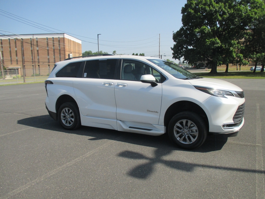White Toyota Sienna image number 7