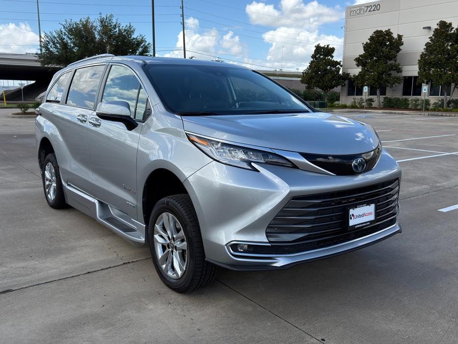 Used 2021 Toyota Sienna Hybrid Limited - BraunAbility Side Entry Fold Out Automatic Ramp