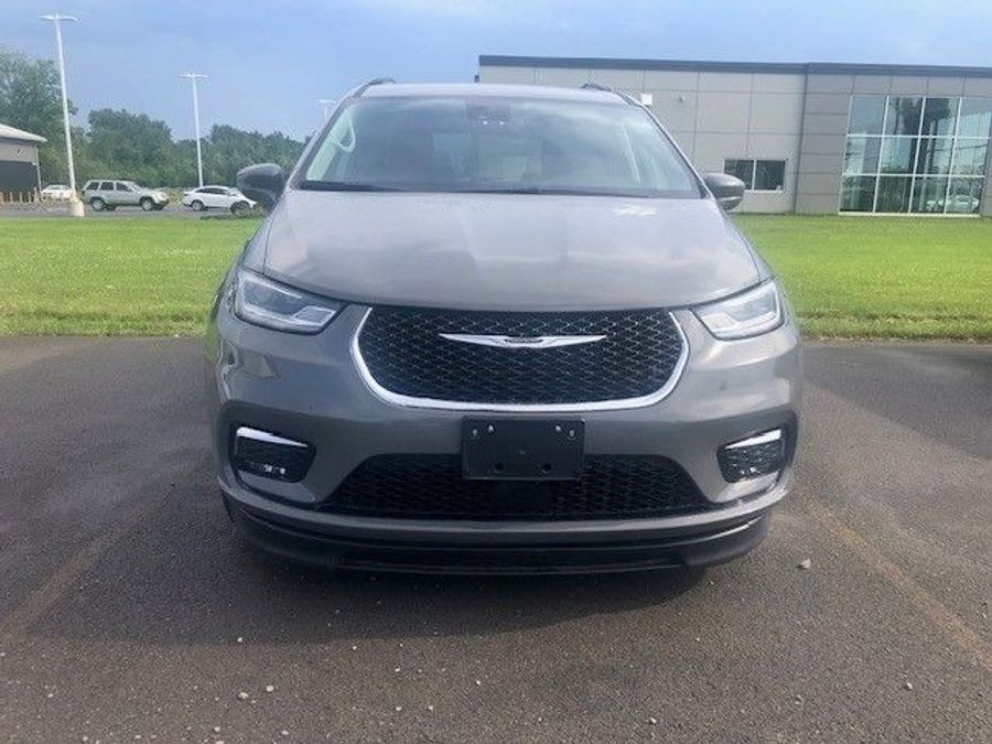 Used 2022 Chrysler Pacifica Touring L - BraunAbility Side Entry Entry Fold Out Automatic Ramp