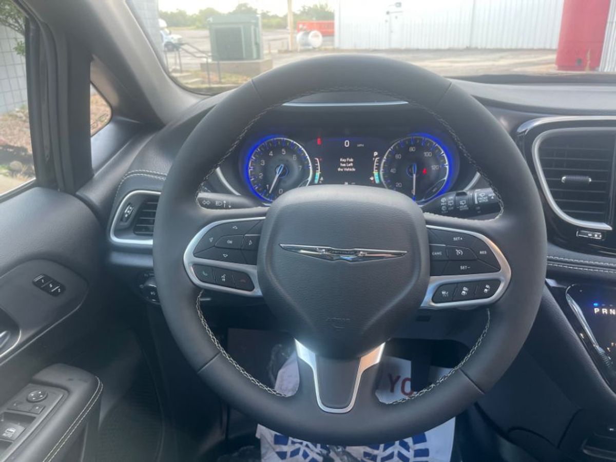 2025 CHRYSLER PACIFICA - Image 13