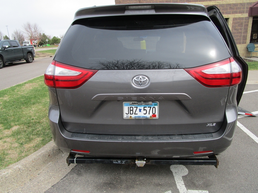 Grey Toyota Sienna image number 2