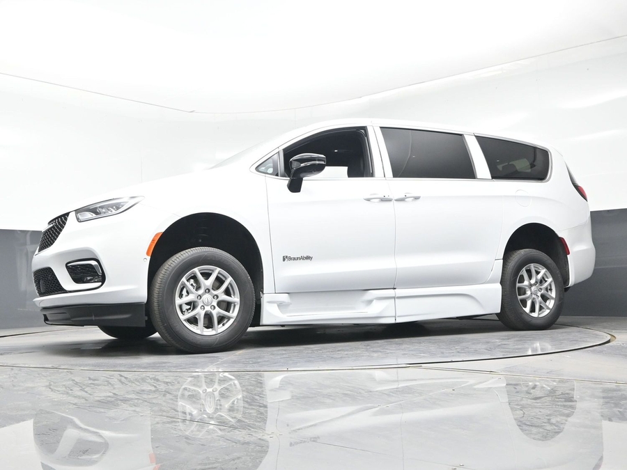 White Chrysler Pacifica image number 16