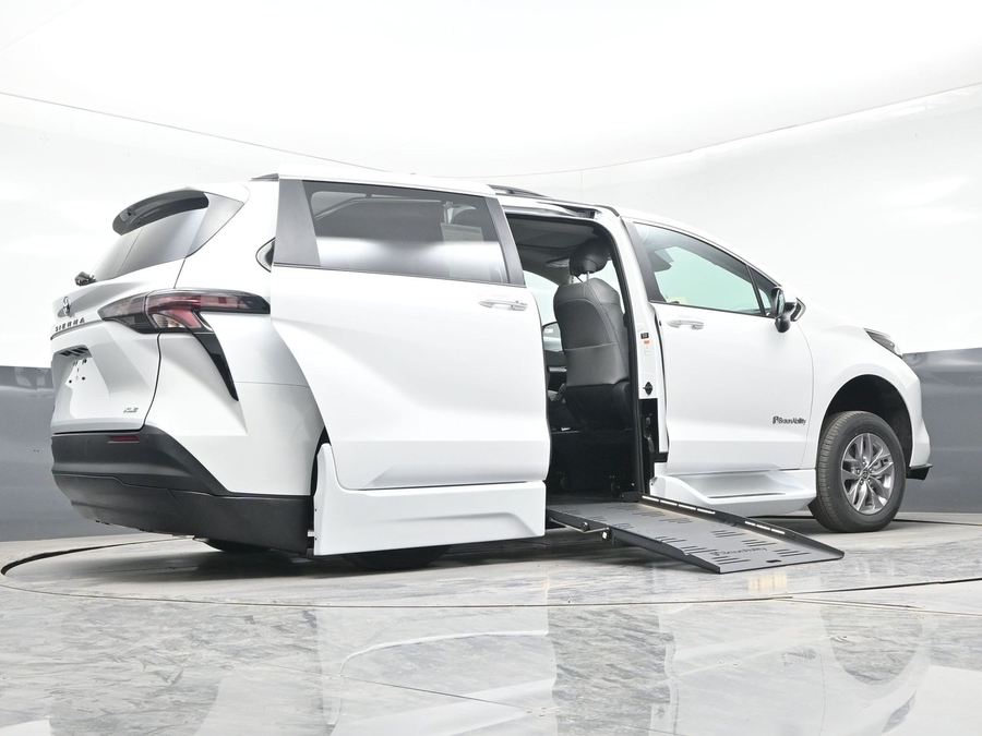 White Toyota Sienna image number 20
