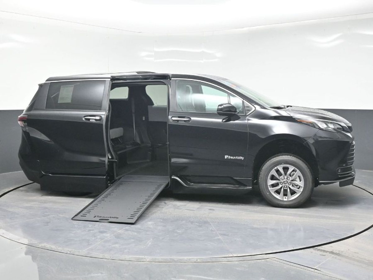 Black Toyota Sienna image number 4