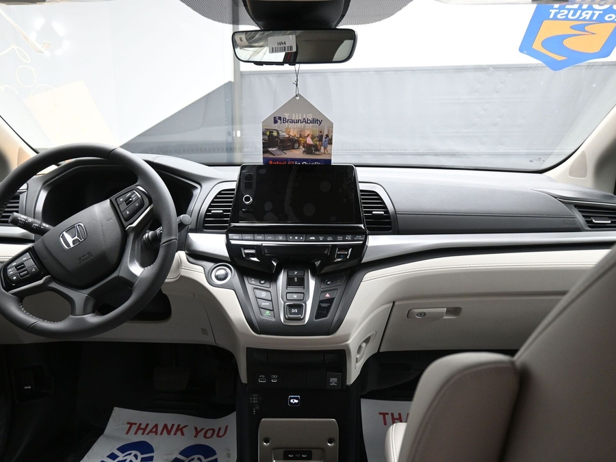 Red Honda Odyssey image number 17