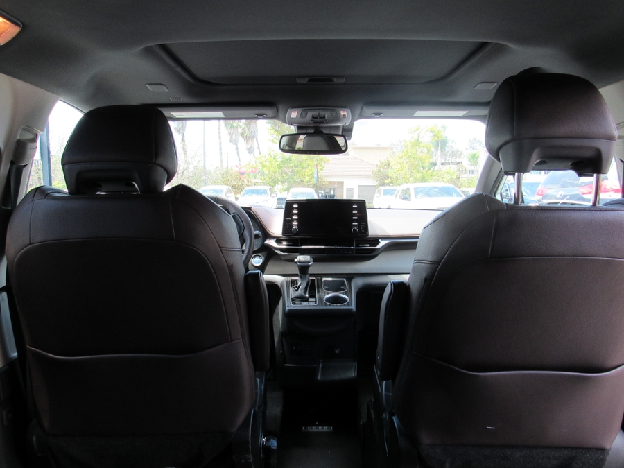 Silver Toyota Sienna image number 10