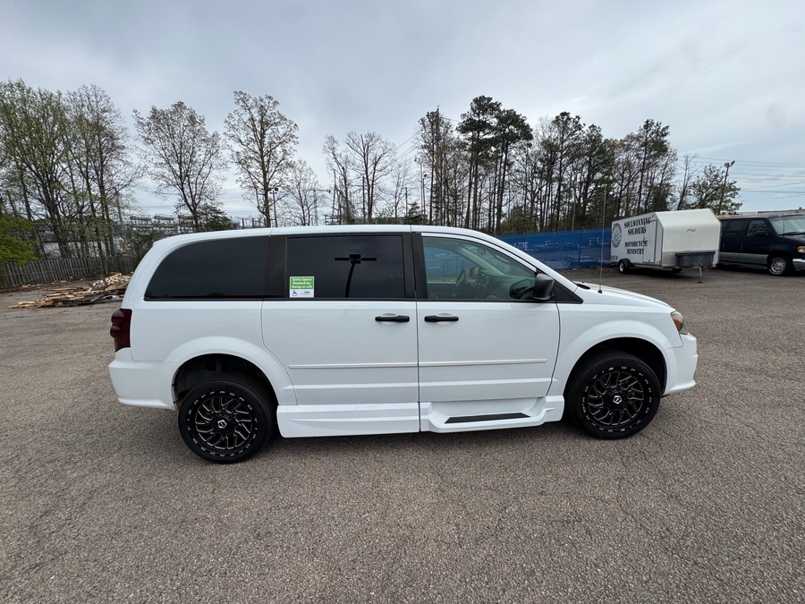 White Dodge Grand Caravan image number 4