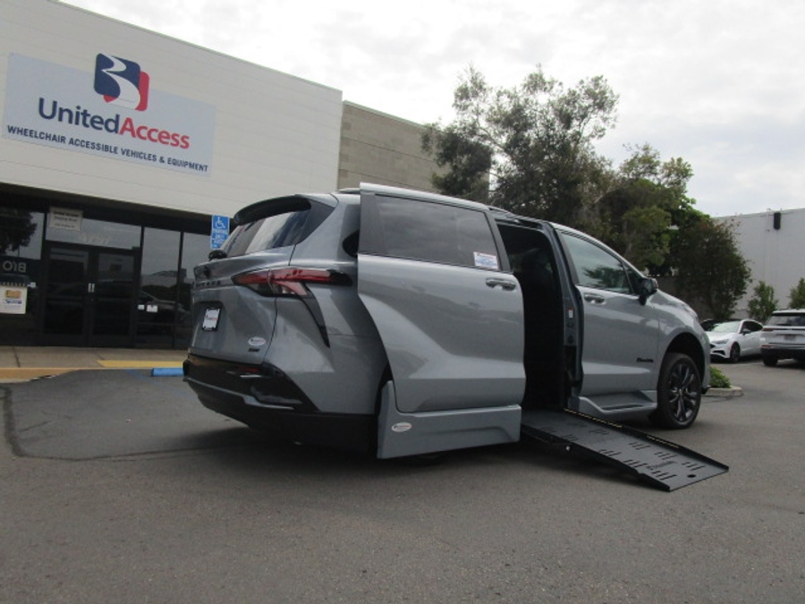 New 2026 Toyota Sienna Hybrid XSE Sport - BraunAbility Side Entry Fold Out Automatic Ramp
