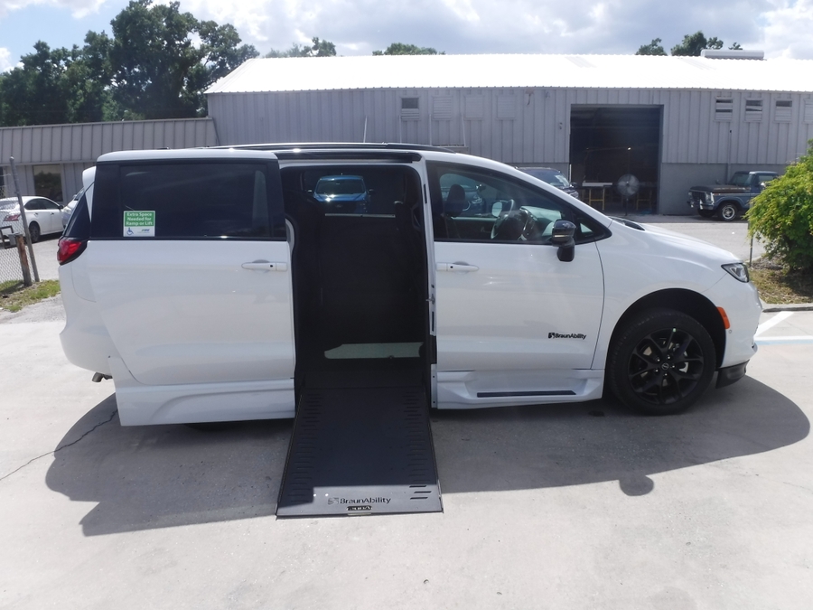 White Chrysler Pacifica image number 8