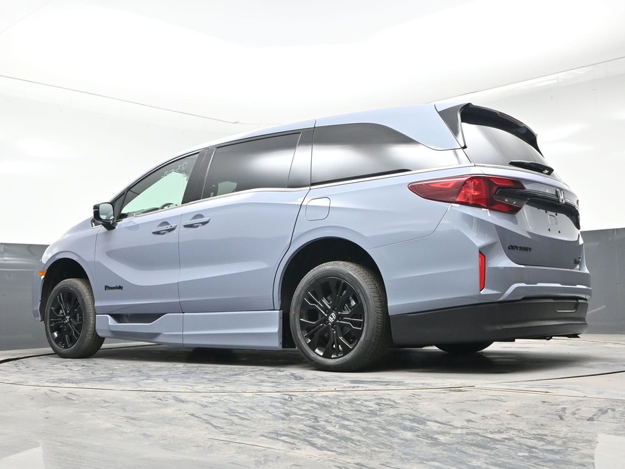 Grey Honda Odyssey image number 20