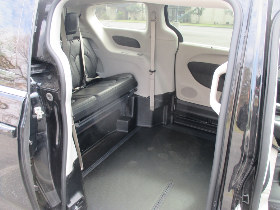 Black Chrysler Pacifica image number 11