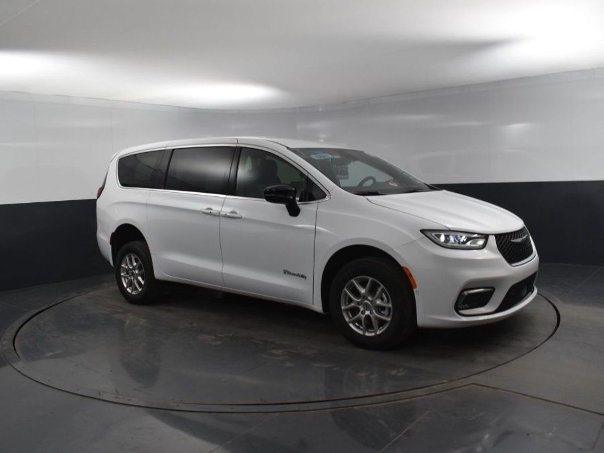 White Chrysler Pacifica image number 5