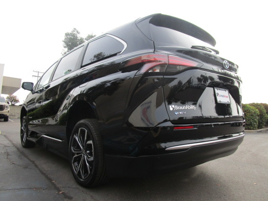 New 2025 Toyota Sienna Hybrid Platinum - BraunAbility Side Entry Entry In Floor Automatic Ramp