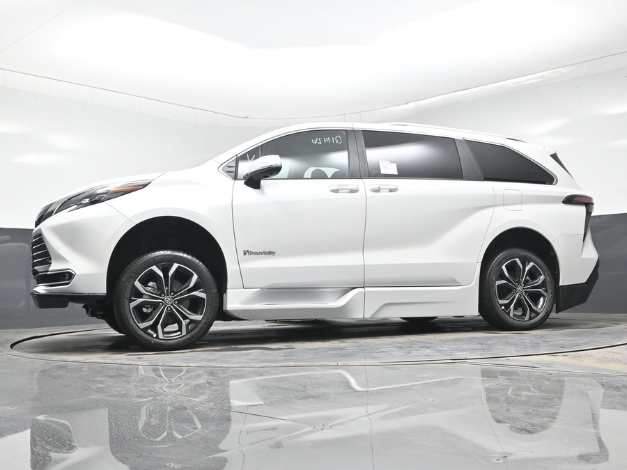 New 2025 Toyota Sienna Hybrid Platinum - BraunAbility Side Entry Entry In Floor Automatic Ramp