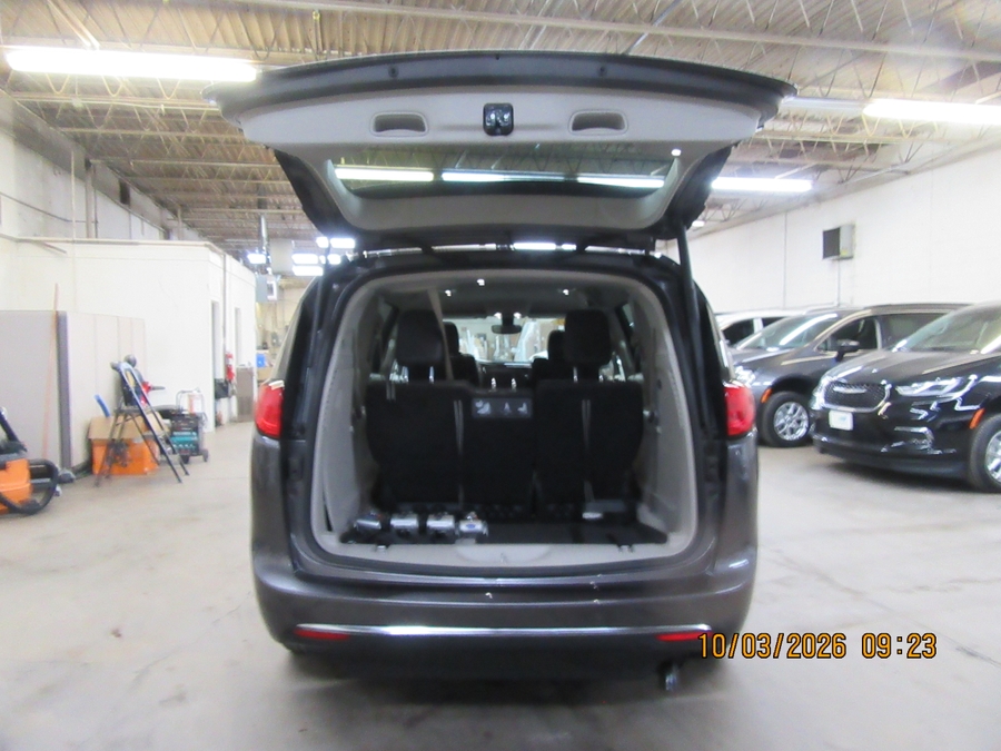 Grey Chrysler Pacifica image number 22