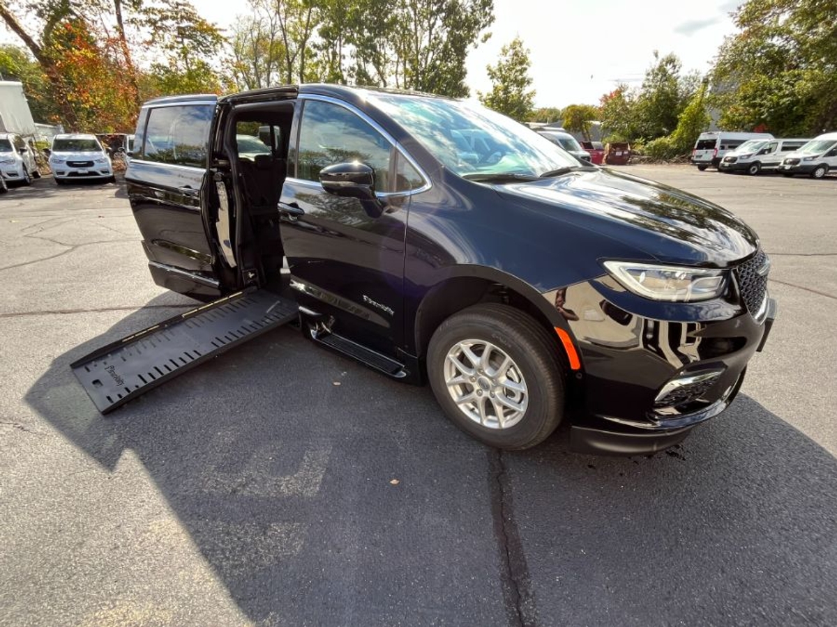 2025 CHRYSLER PACIFICA - Image 9