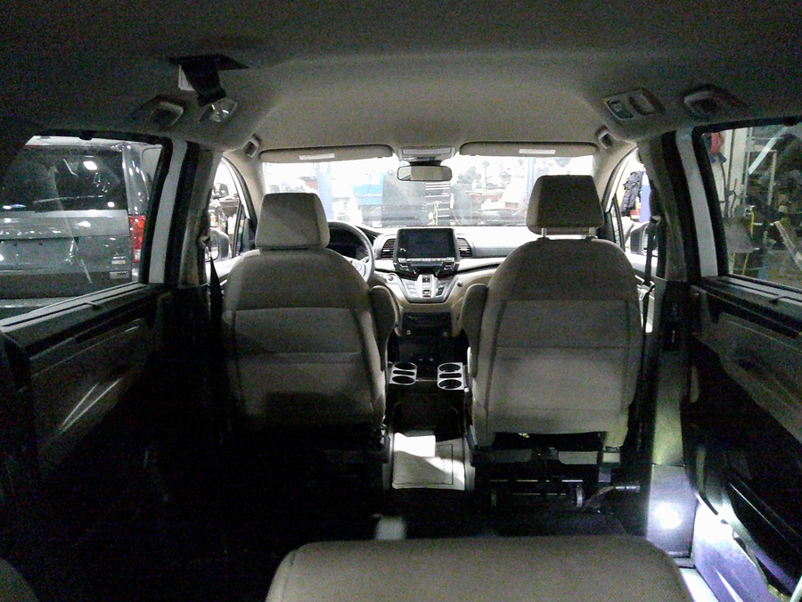 White Honda Odyssey image number 11