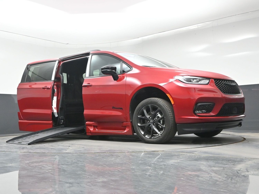 Red Chrysler Pacifica image number 17