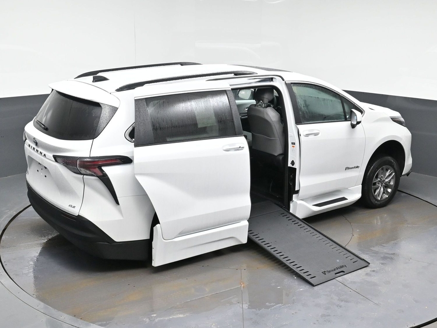 White Toyota Sienna image number 20