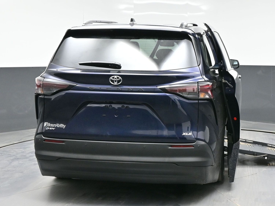New 2026 Toyota Sienna Hybrid XLE Base - BraunAbility Side Entry Entry Fold Out Automatic Ramp