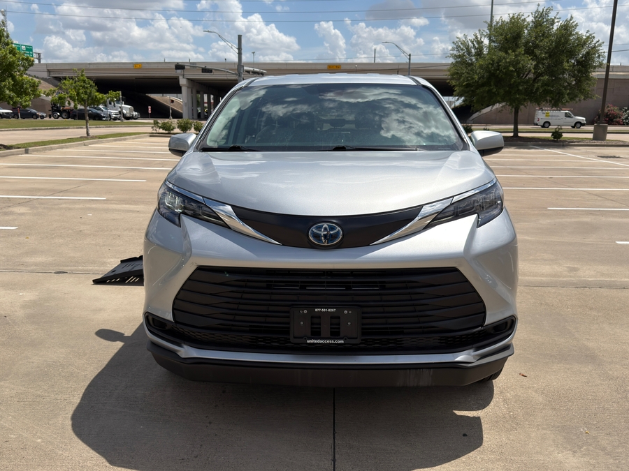 Used 2024 Toyota Sienna Hybrid LE - BraunAbility Side Entry Entry Fold Out Automatic Ramp