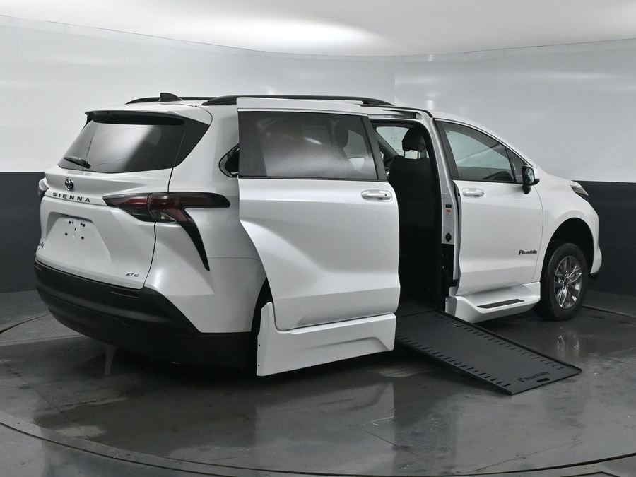 New 2025 Toyota Sienna Hybrid XLE Plus - BraunAbility Side Entry Entry In Floor Automatic Ramp