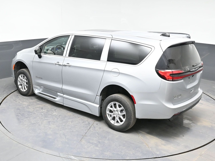 New 2026 Chrysler Pacifica Select Plus - BraunAbility Side Entry Entry In Floor Automatic Ramp